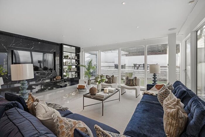 4 Bedroom Flat To Rent In West Heath Road, Hampstead, London, , United Kingdom, NW3