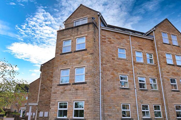 3 Bedroom Flat For Sale In Waters Walk, Bradford, West Yorkshire, BD10