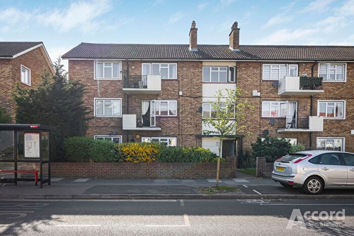 2 Bedroom Flat For Sale In White Hart Lane, Romford, RM7