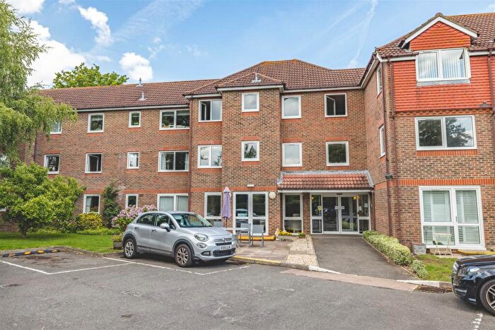 2 Bedroom Apartment For Sale In The Meads, Green Lane, Windsor, SL4