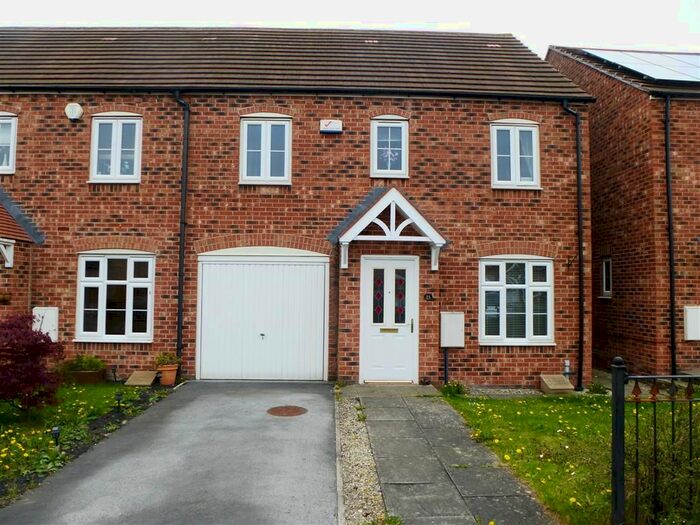 3 Bedroom Town House To Rent In Thorpe Lane, Tingley, Wakefield, WF3