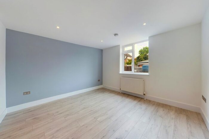 2 Bedroom Flat To Rent In Horley, Surrey, RH6
