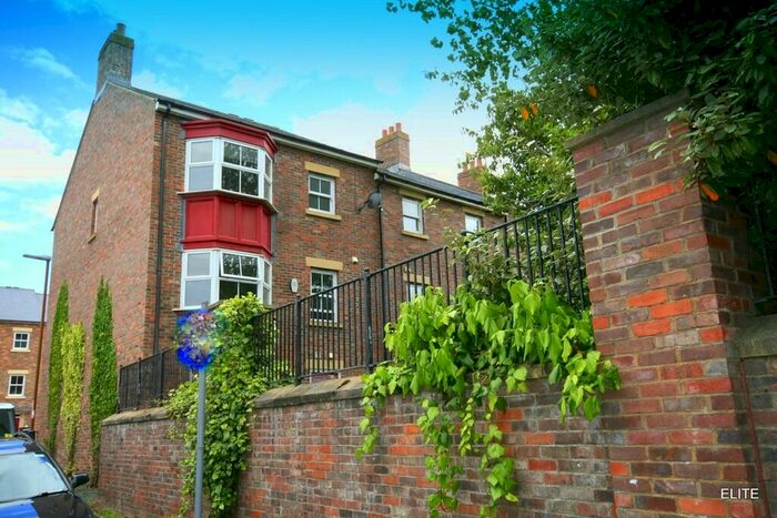 4 Bedroom Town House To Rent In Dalton Crescent, Sheraton Park, DH1