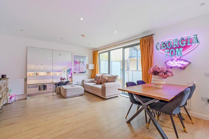 2 Bedroom Flat For Sale In Felix Point, Tower Hamlets, London, E14