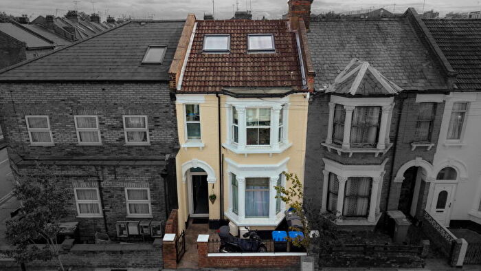 3 Bedroom Flat For Sale In Belton Road, London, NW2