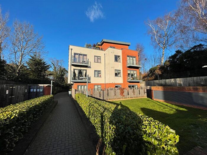 3 Bedroom Flat To Rent In Station Approach, London, N12