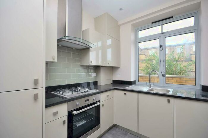 2 Bedroom Flat To Rent In Choumert Road, Peckham, London, SE15