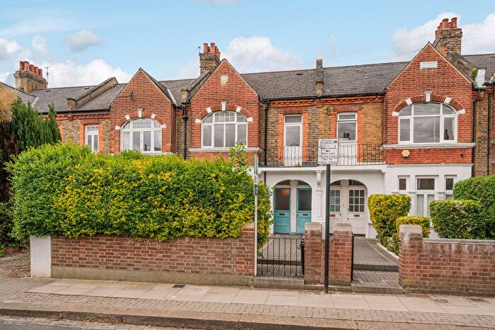 2 Bedroom Flat For Sale In Dornton Road, Balham, London, SW12