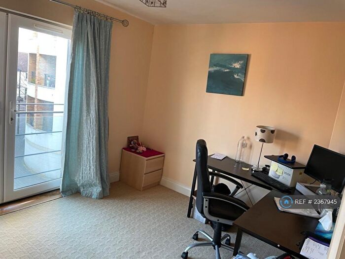 3 Bedroom Flat To Rent In Old Town, Swindon, SN1