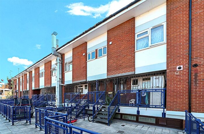 3 Bedroom Maisonette For Sale In Ladybower Court, Gilpin Road, Hackney, E5