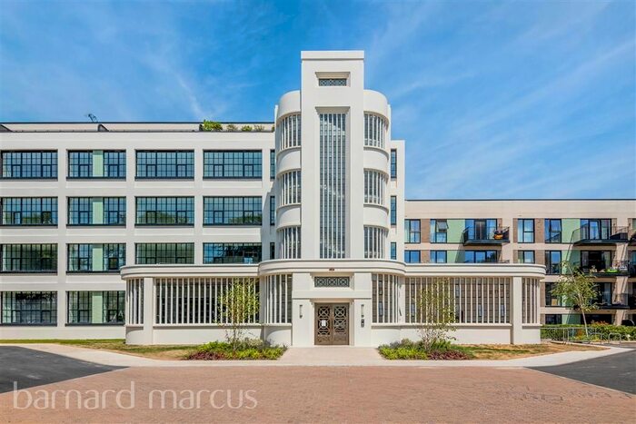 2 Bedroom Flat To Rent In Carnation Gardens, Hayes, UB3