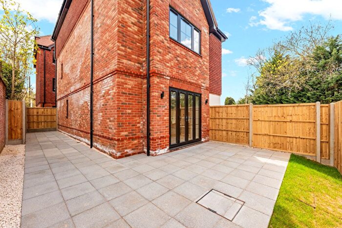 2 Bedroom Flat For Sale In Farleigh Road, Warlingham, CR6