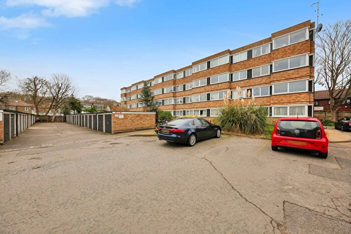 1 Bedroom Flat For Sale In Queenswood Gardens, Leytonstone, E11