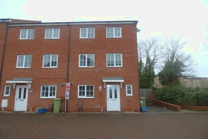 4 Bedroom Town House To Rent In Downing Close, Milton Keynes MK3