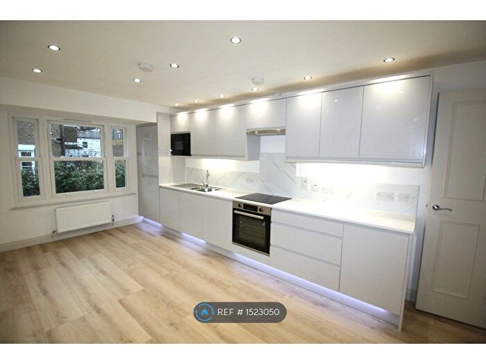 2 Bedroom Flat To Rent In Coningham Mews, London, W12