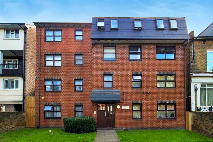 2 Bedroom Flat For Sale In Romford Road, London, E7