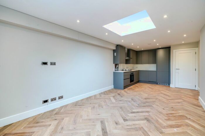 3 Bedroom Flat To Rent In Hillcrest Road, London, W3
