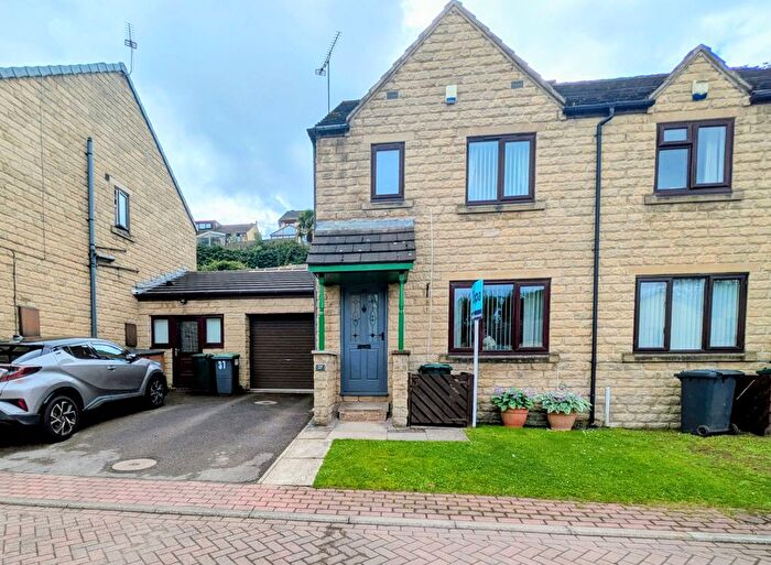 3 Bedroom Semi-Detached House For Sale In Flaxen Court, Bradford, BD6