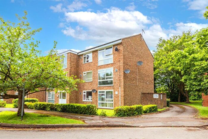 2 Bedroom Apartment For Sale In Lytham, Aurum Close, Horley, Surrey, RH6