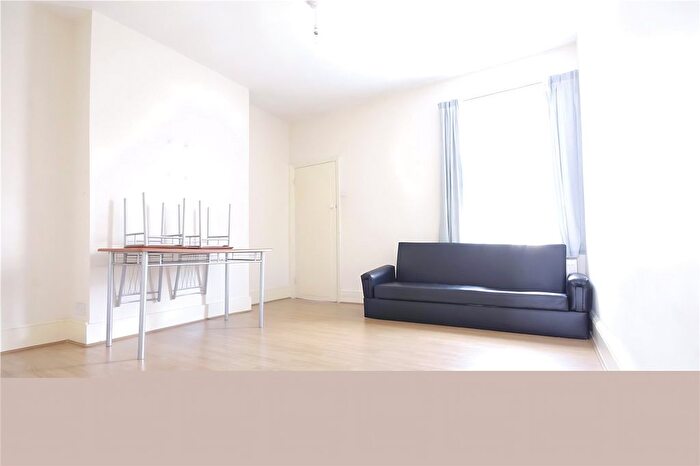 3 Bedroom Flat To Rent In Kensington Gardens, Ilford, IG1