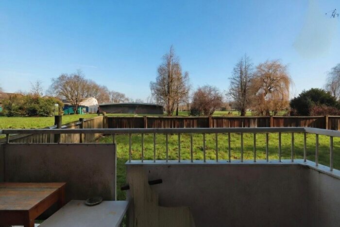 2 Bedroom Flat For Sale In Oman Avenue, London, NW2