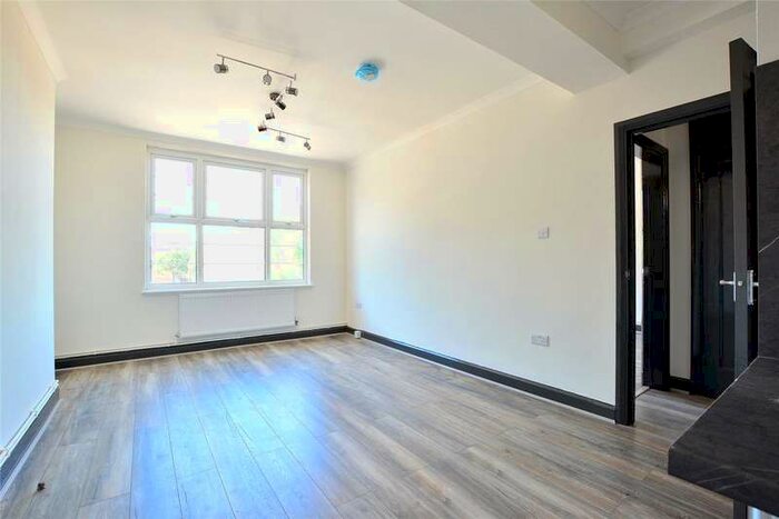 2 Bedroom Flat To Rent In Woodstock Court, Burnt Ash Hill, Lee, London, SE12