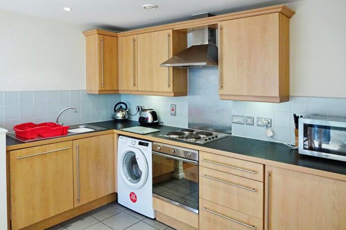 2 Bedroom Flat To Rent In City Walk, Leeds, West Yorkshire, LS11
