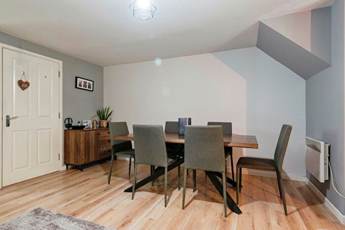 2 Bedroom Flat For Sale In Grove Road, Hitchin, Hertfordshire, SG4
