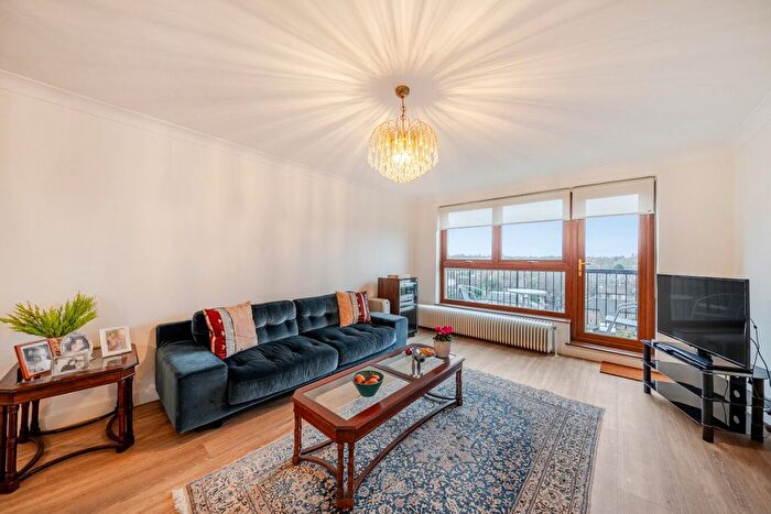 2 Bedroom Flat To Rent In Gipsy Lane, Putney, London, SW15