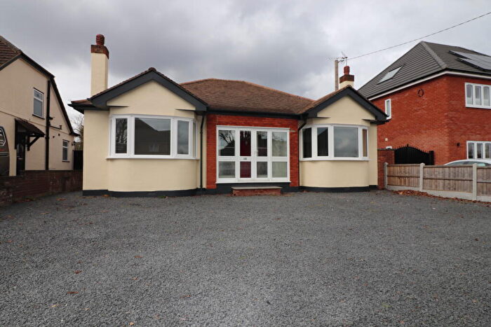 3 Bedroom Bungalow To Rent In Lake Avenue, RM13