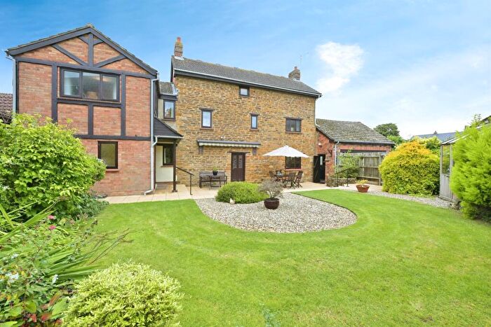 5 Bedroom Detached House For Sale In East Street, Long Buckby, Northampton, NN6