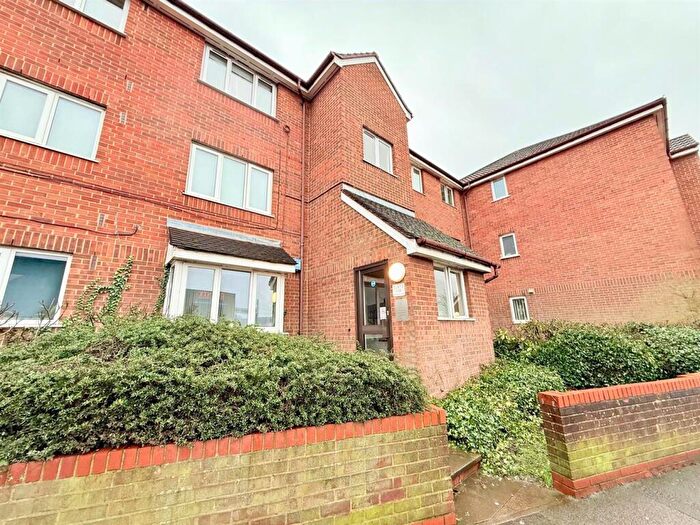 1 Bedroom Flat For Sale In Hall Lane, London, E4