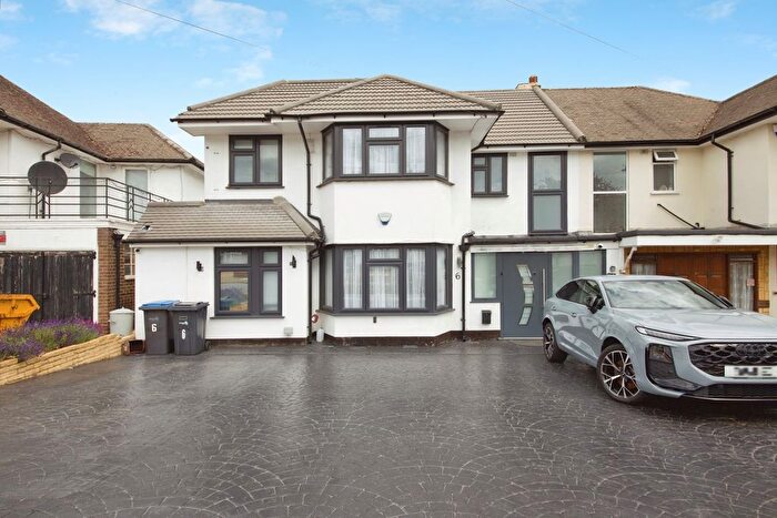 5 Bedroom Semi-Detached House For Sale In Lakenheath, London, N14