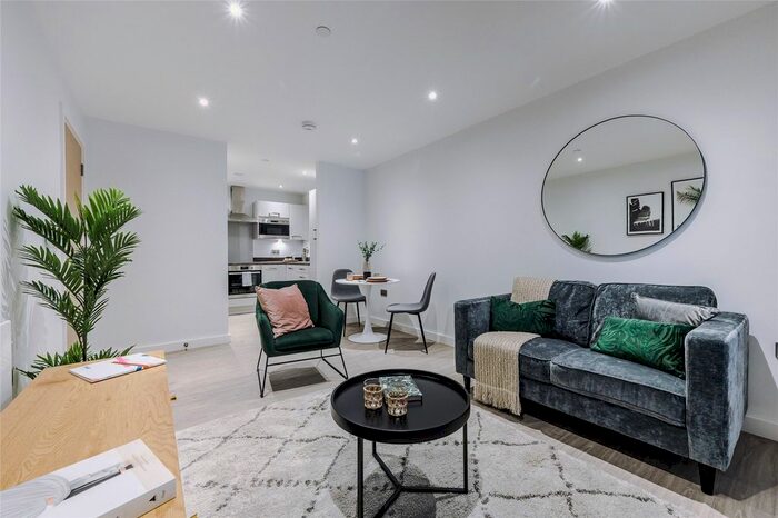 2 Bedroom Flat To Rent In Crossings, Park Green, Macclesfield SK11