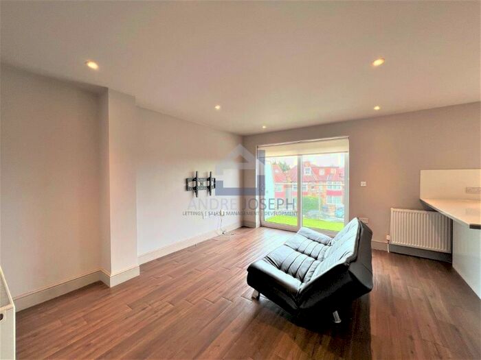 2 Bedroom Flat To Rent In Claremont Avenue, Surrey, KT3