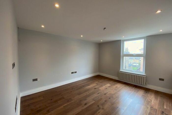 3 Bedroom Flat To Rent In Horn Lane, Acton, W3