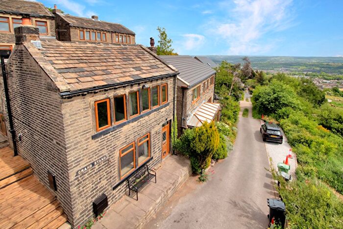 3 Bedroom Detached House For Sale In Grand Stand, Scapegoat Hill, HD7