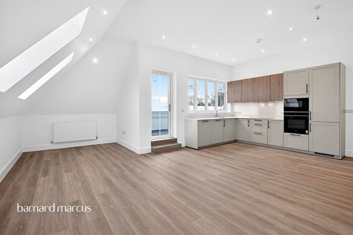 2 Bedroom Apartment For Sale In Chase Side, London, N14