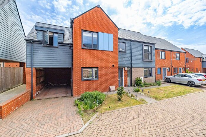 4 Bedroom Detached House For Sale In College Row, Ashford, TN23