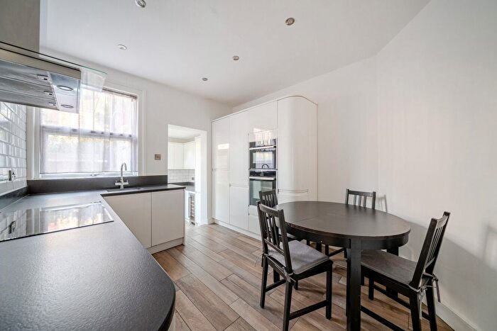 2 Bedroom Flat To Rent In Idlecombe Road, London, SW17