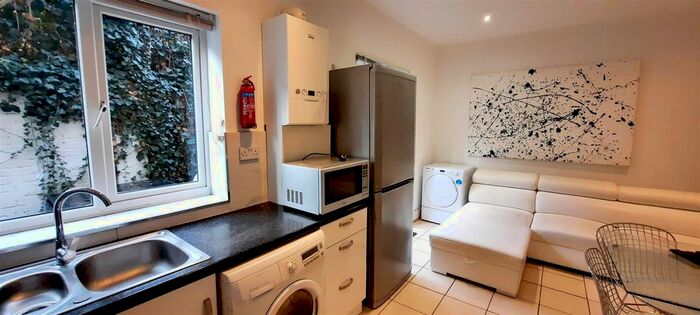 2 Bedroom Flat To Rent In Hetley Road, London, W12