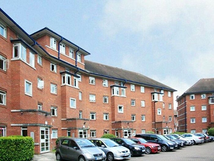 2 Bedroom Flat To Rent In Bourneside Crescent, London, N14