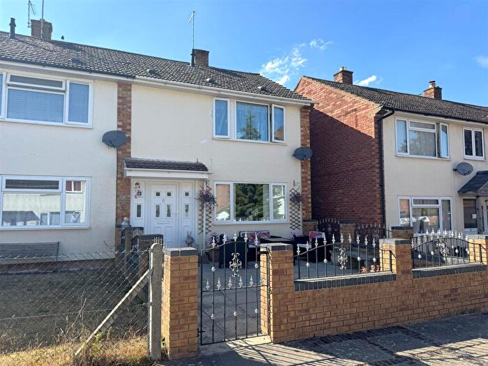 4 Bedroom End Of Terrace House For Sale In Knights Way, Newent, GL18