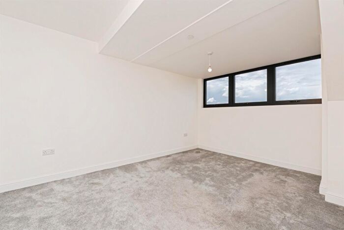 2 Bedroom Apartment For Sale In Whitchurch Lane, Bristol, BS14