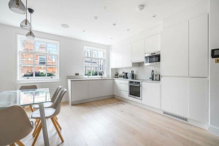 3 Bedroom Flat To Rent In Windmill Street, London, W1T