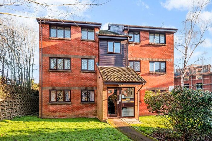 2 Bedroom Flat For Sale In Drum Mead, Petersfield, Hants, GU32