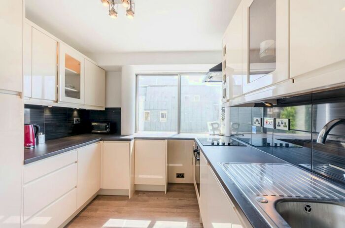2 Bedroom Flat To Rent In Park Road, St John's Wood, London, NW8