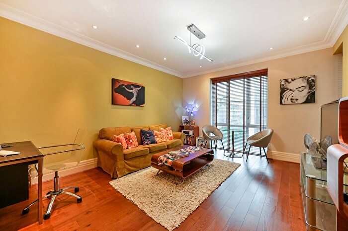 1 Bedroom Flat For Sale In Melliss Avenue, Kew, Richmond, TW9