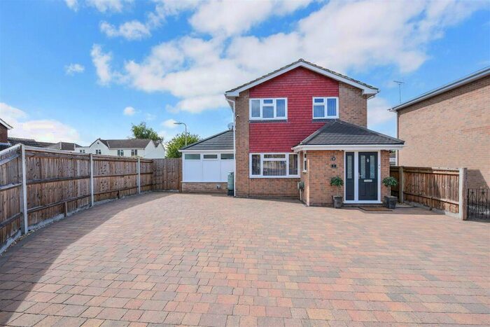 3 Bedroom Detached House For Sale In Litchfield Close, Charlton, Andover, SP10