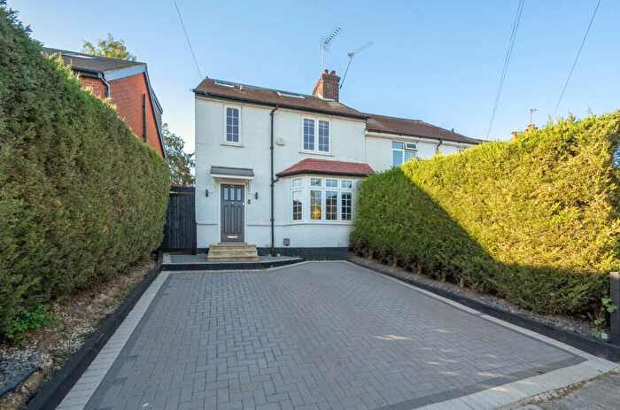 4 Bedroom Semi Detached House For Sale In Mays Lane, Barnet, EN5